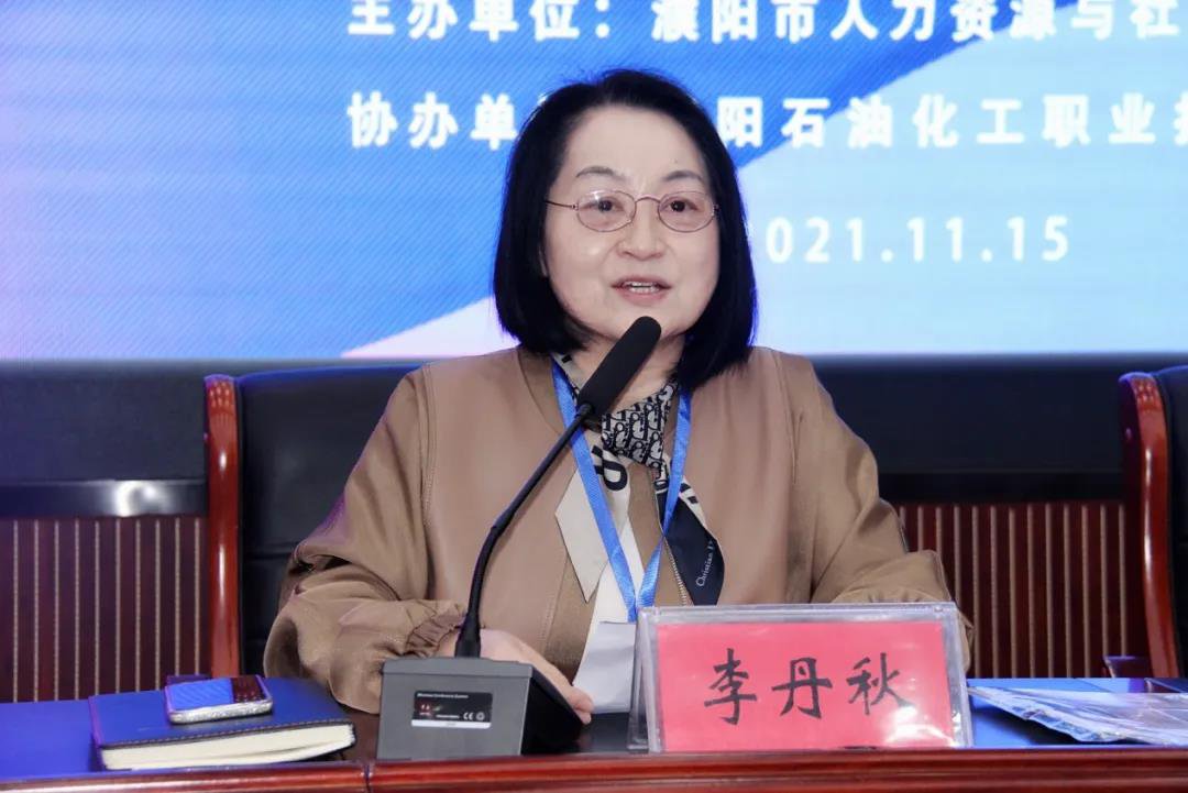 李丹秋书记主持仪式.jpg
